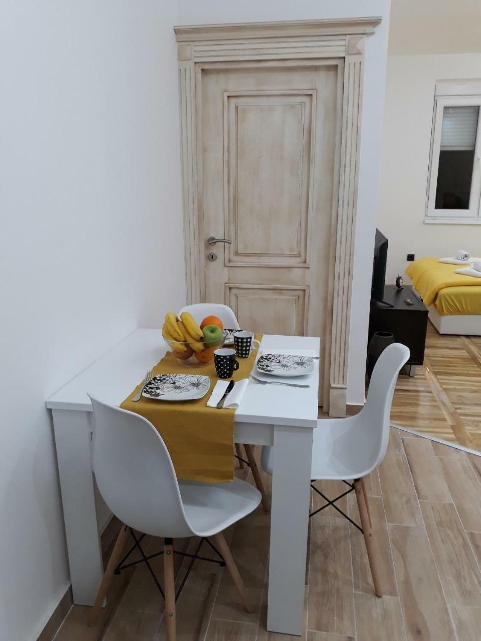 Sweet Yellow Apartment Beograd Bagian luar foto